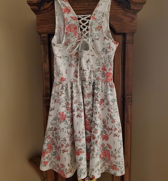 Jessica Simpson Women's Lace Up Back Dress - Picture 4 of 11